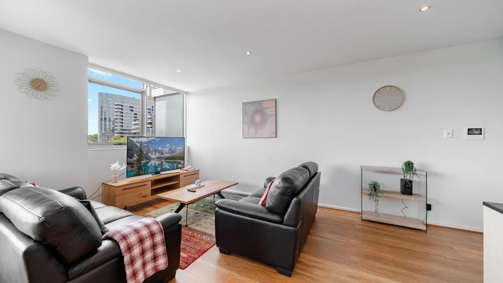 Stylish 1-Bed Flat With Pool Bbq & Sauna Access Canberra